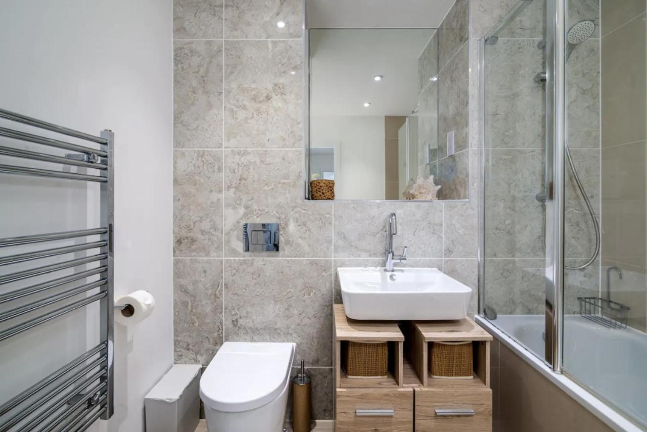 Stunning Riverside View Apartment, Near Canary Wharf & O2 Londra Exterior foto