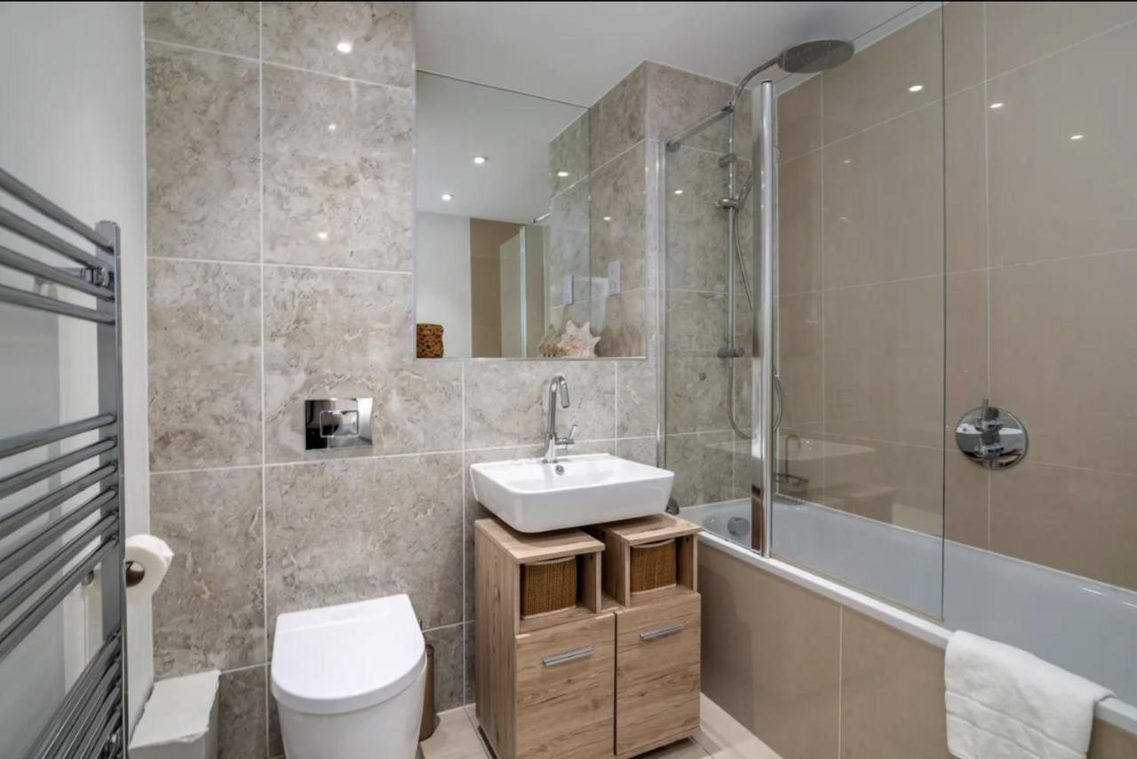 Stunning Riverside View Apartment, Near Canary Wharf & O2 Londra Exterior foto